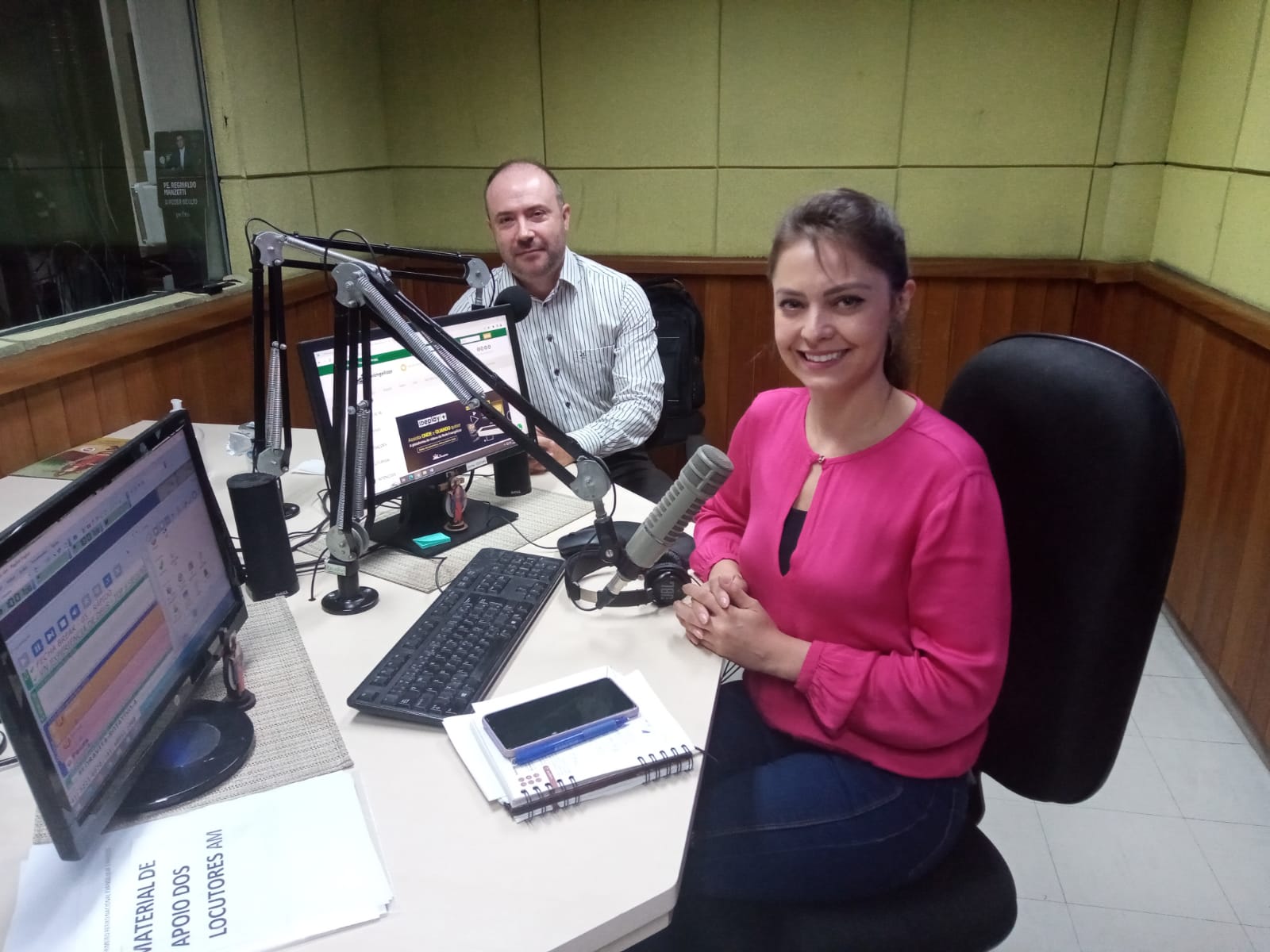 Fabiana Wantuch e André Lopes sentados no estúdio da Rádio Evangelizar